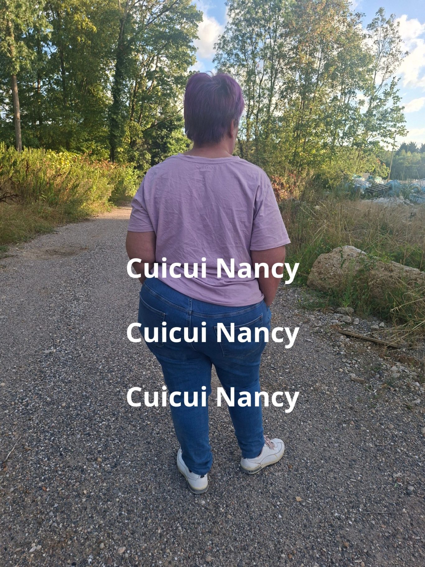 couple libertin dans un lieu abandonné couple libertin dans un lieu abandonné